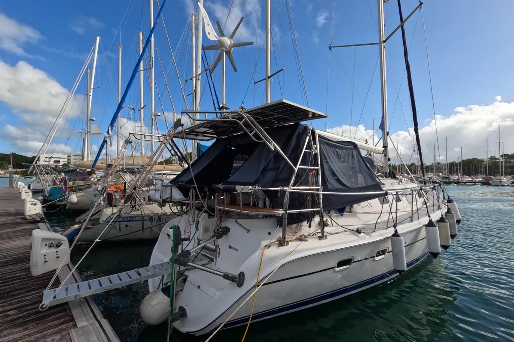 2003 Hunter 44 Deck Salon | 13m - Image 2