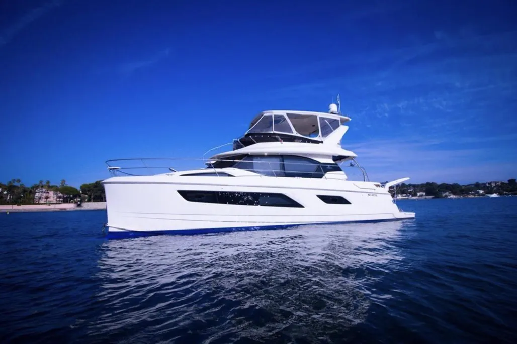 2015 Aquila 44 Yacht | 14m