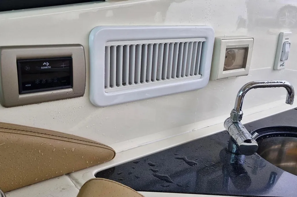 2022 Sea Ray Sundancer 320 | 10m - Image 10
