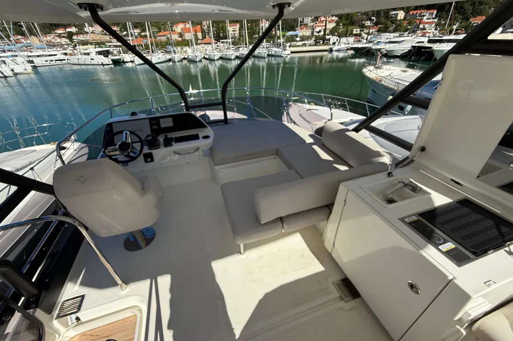 2024 Prestige F4.9 | 15m - Image 8