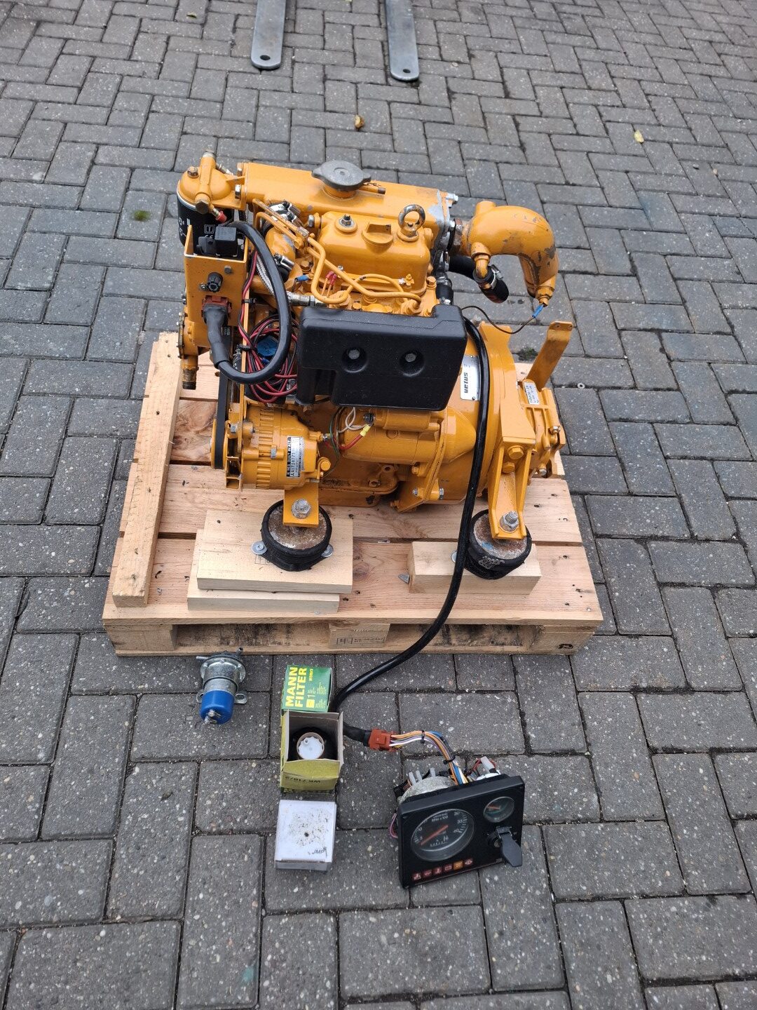 Vetus M2.05 (10 hp) marine engine complete with dashboard, 650 running hours - Image 2