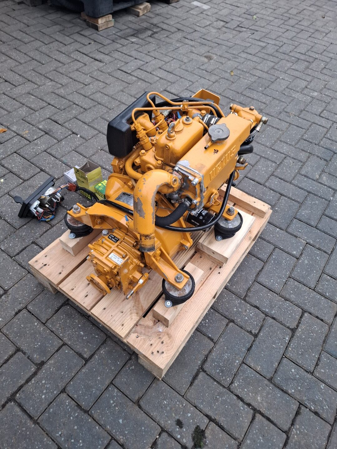 Vetus M2.05 (10 hp) marine engine complete with dashboard, 650 running hours - Image 3