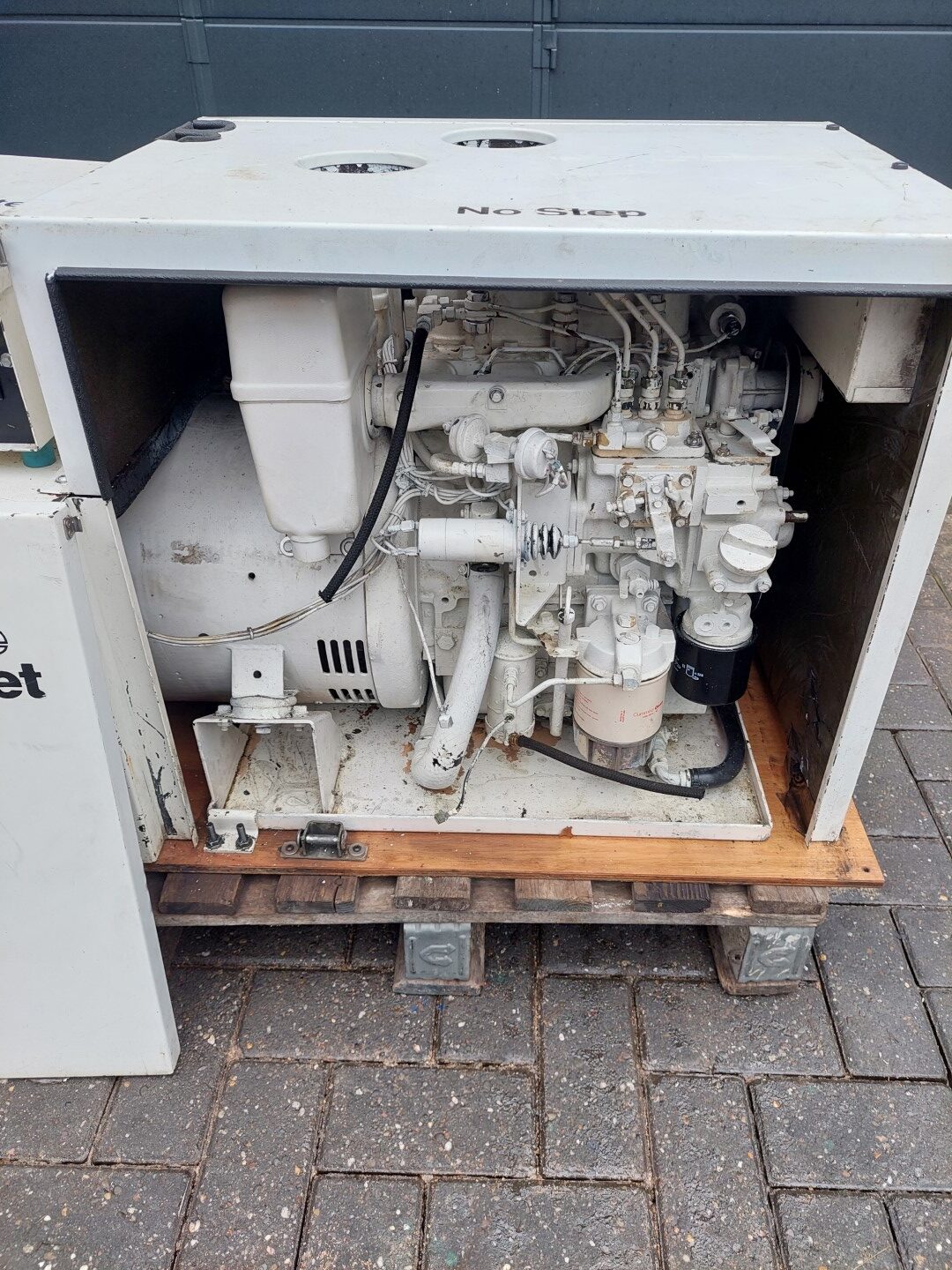 Cummins Onan 6.5Kva 6.5MDKDP generator 110/220V with cabinet - Image 3