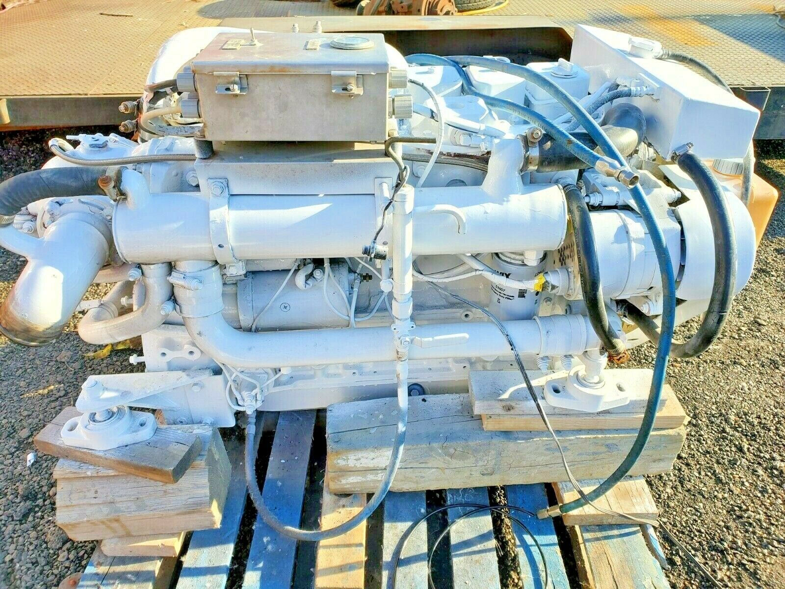 Cummins 6BT 210 HP Marine Diesel Engine 822 HR 24 Volt System