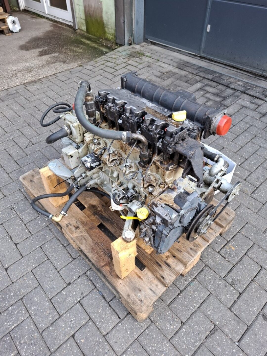 Vetus Deutz 4M1011F engine block with Hurth 25-2.0 gearbox (fire damage) - Image 2
