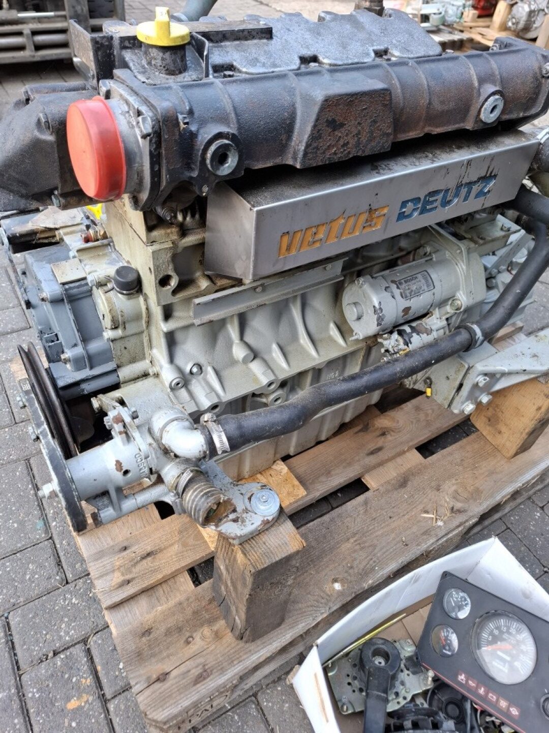 Vetus Deutz 4M1011F engine block with Hurth 25-2.0 gearbox (fire damage) - Image 11