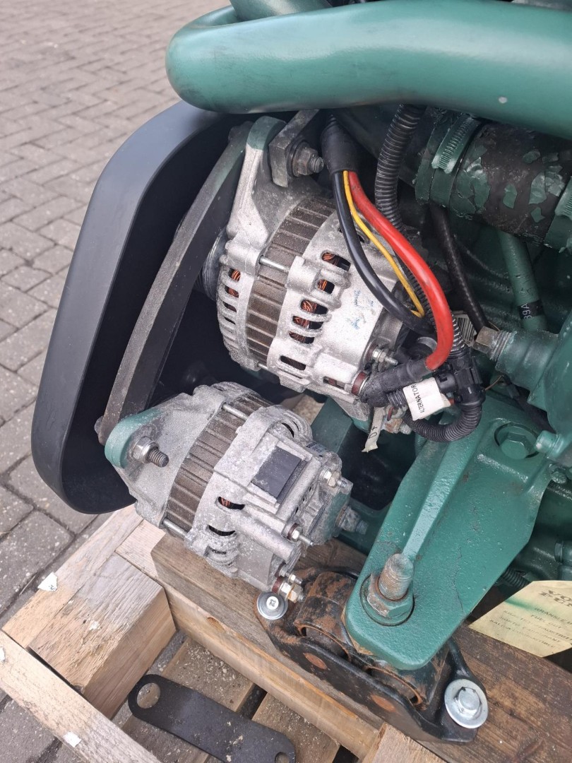 Volvo Penta D9-500 marine engine with gearbox - Image 13
