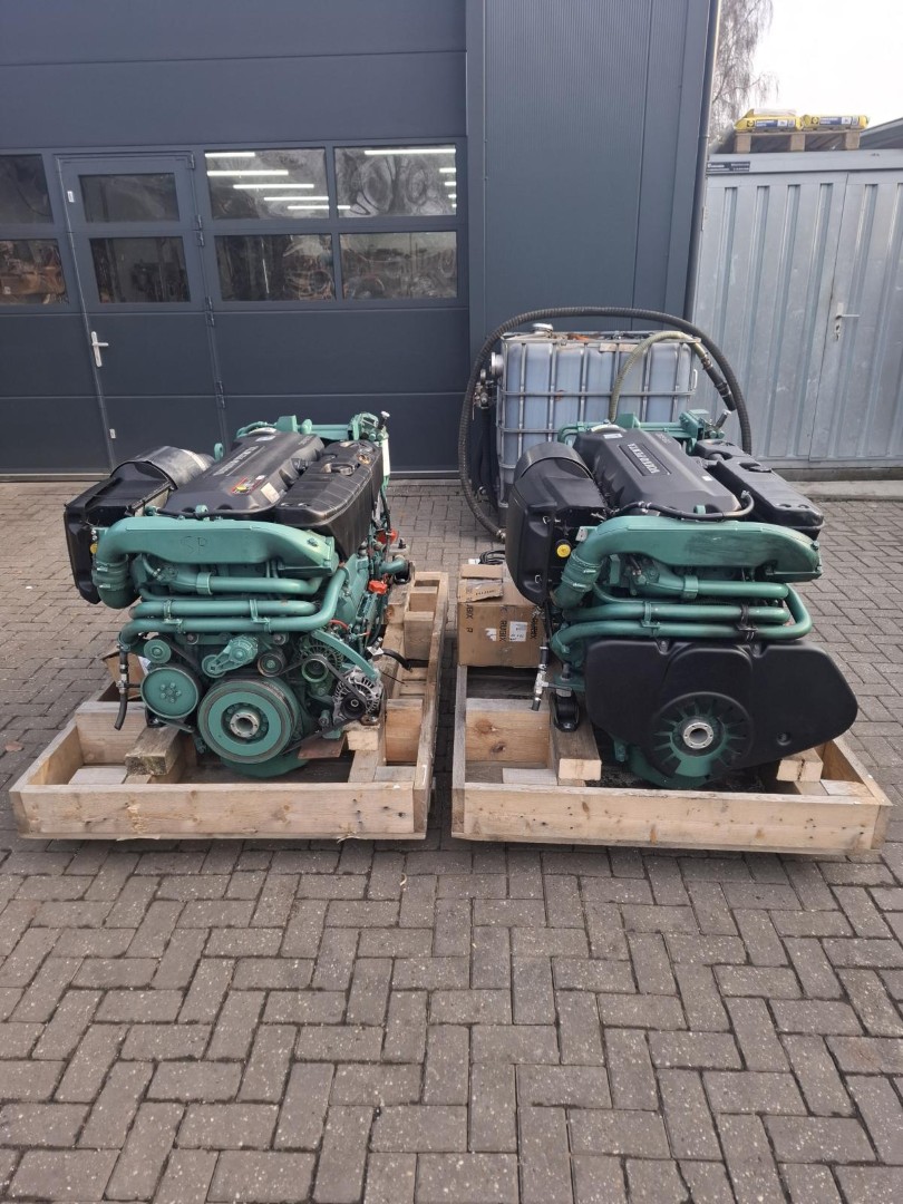 Volvo Penta D9-500 marine engine with gearbox - Image 21