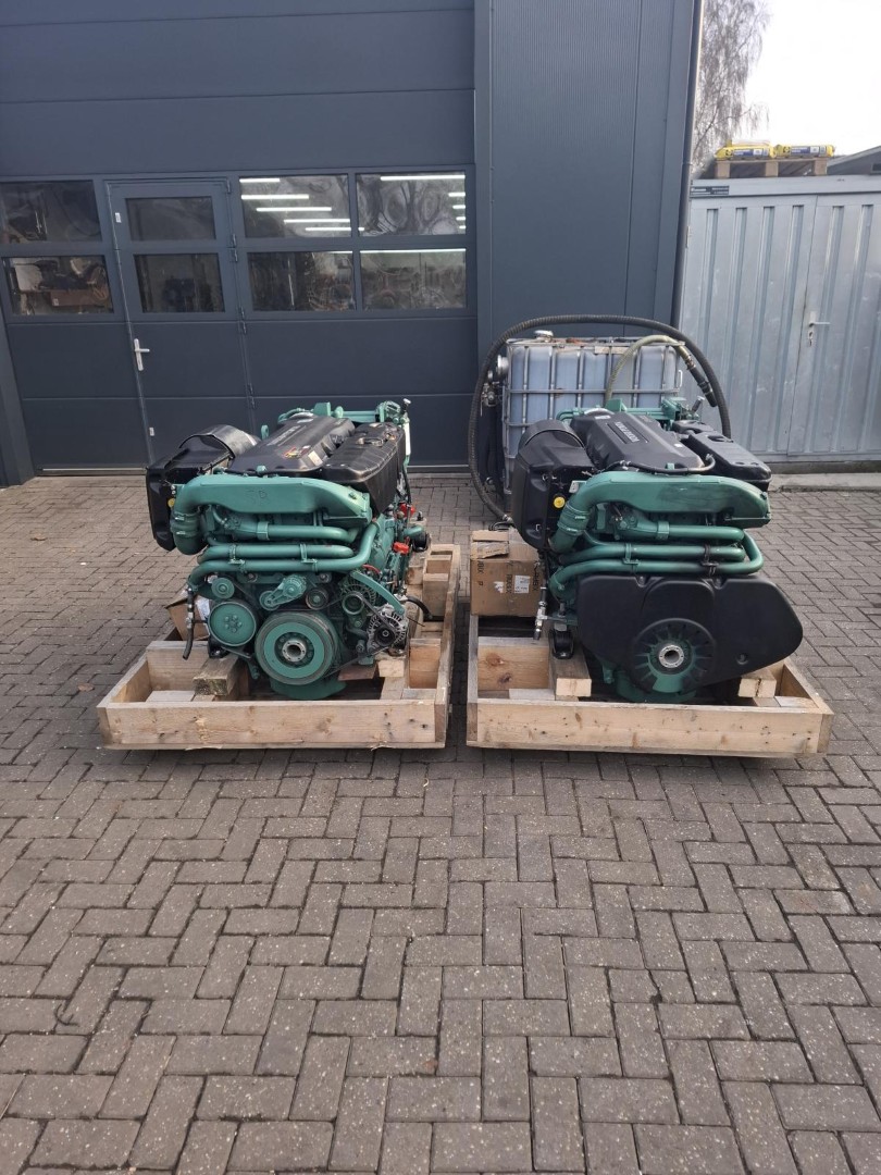 Volvo Penta D9-500 marine engine with gearbox - Image 8