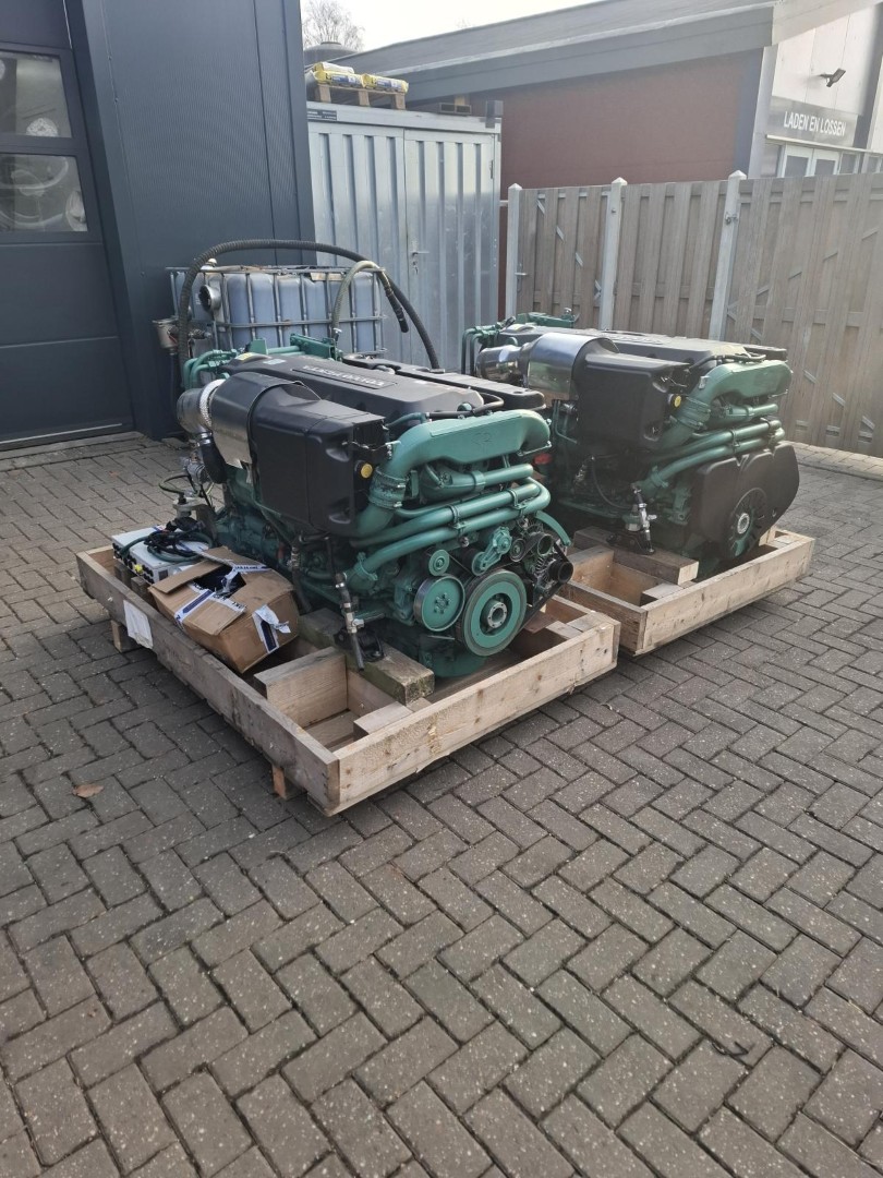 Volvo Penta D9-500 marine engine with gearbox - Image 22