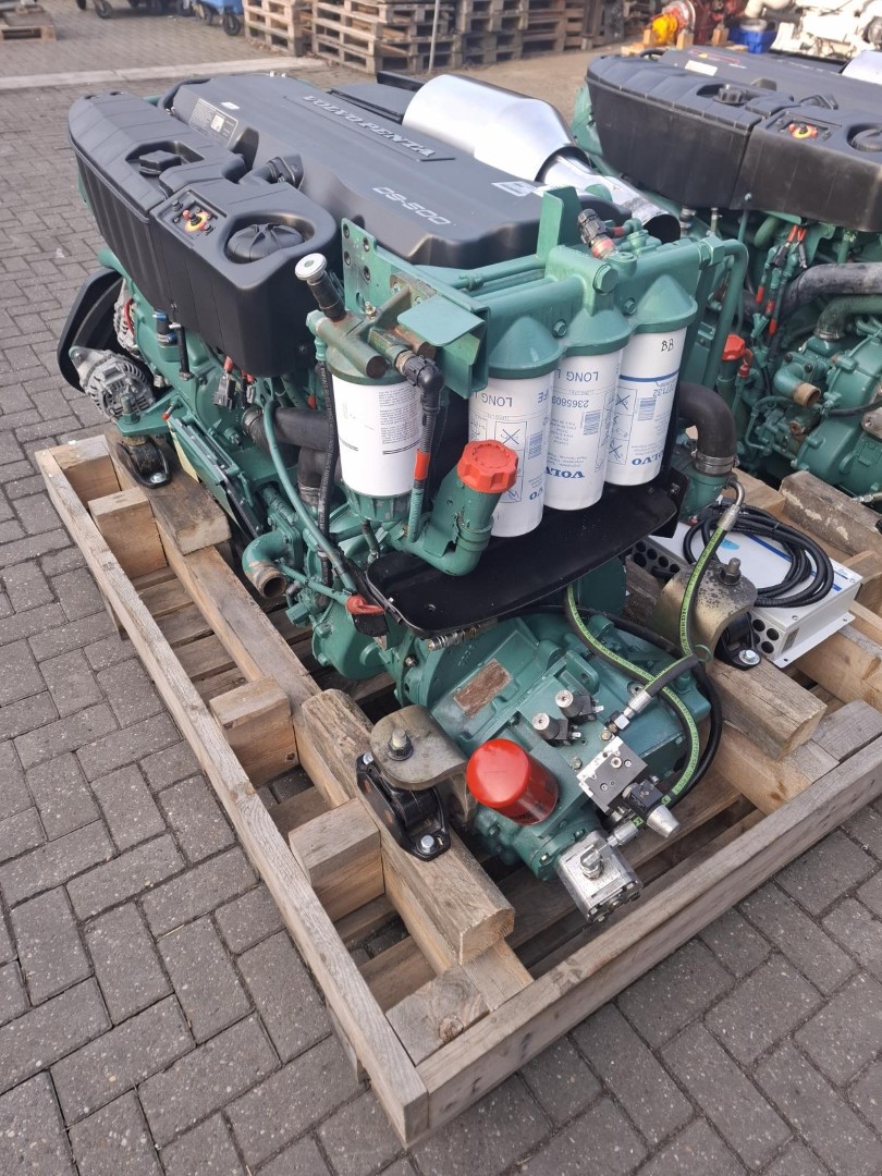 Volvo Penta D9-500 marine engine with gearbox - Image 9