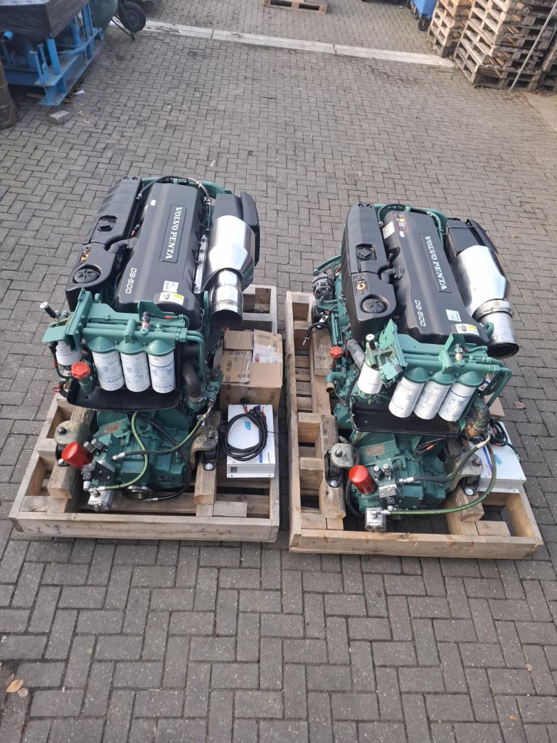 Volvo Penta D9-500 marine engine with gearbox