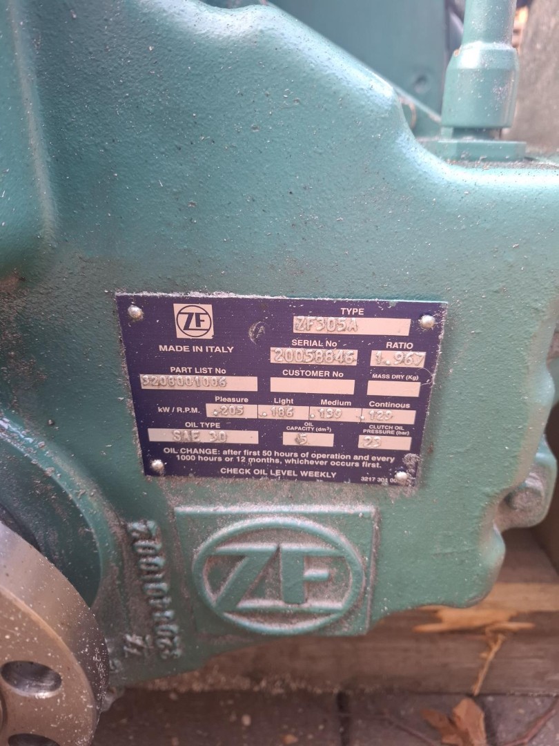Volvo Penta D9-500 marine engine with gearbox - Image 11