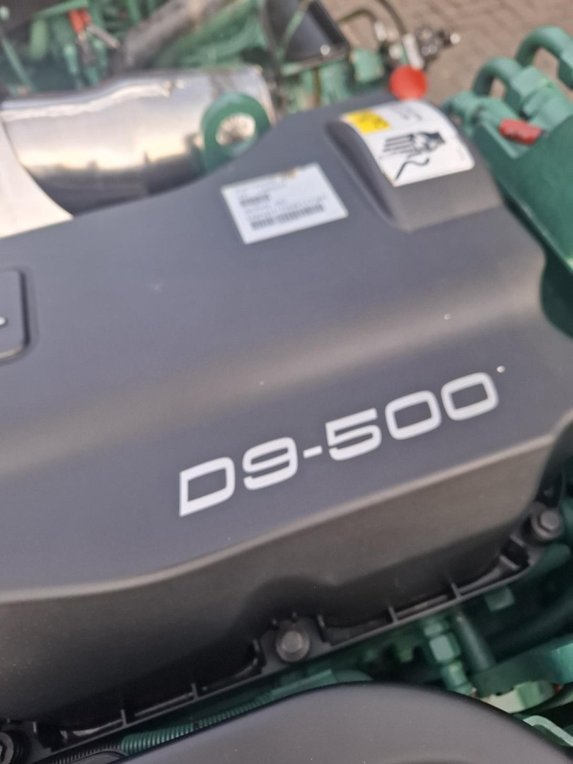 Volvo Penta D9-500 marine engine with gearbox - Image 26