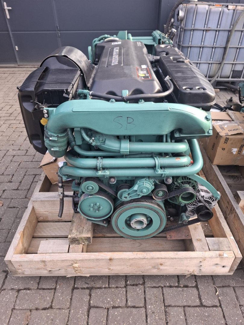 Volvo Penta D9-500 marine engine with gearbox - Image 15