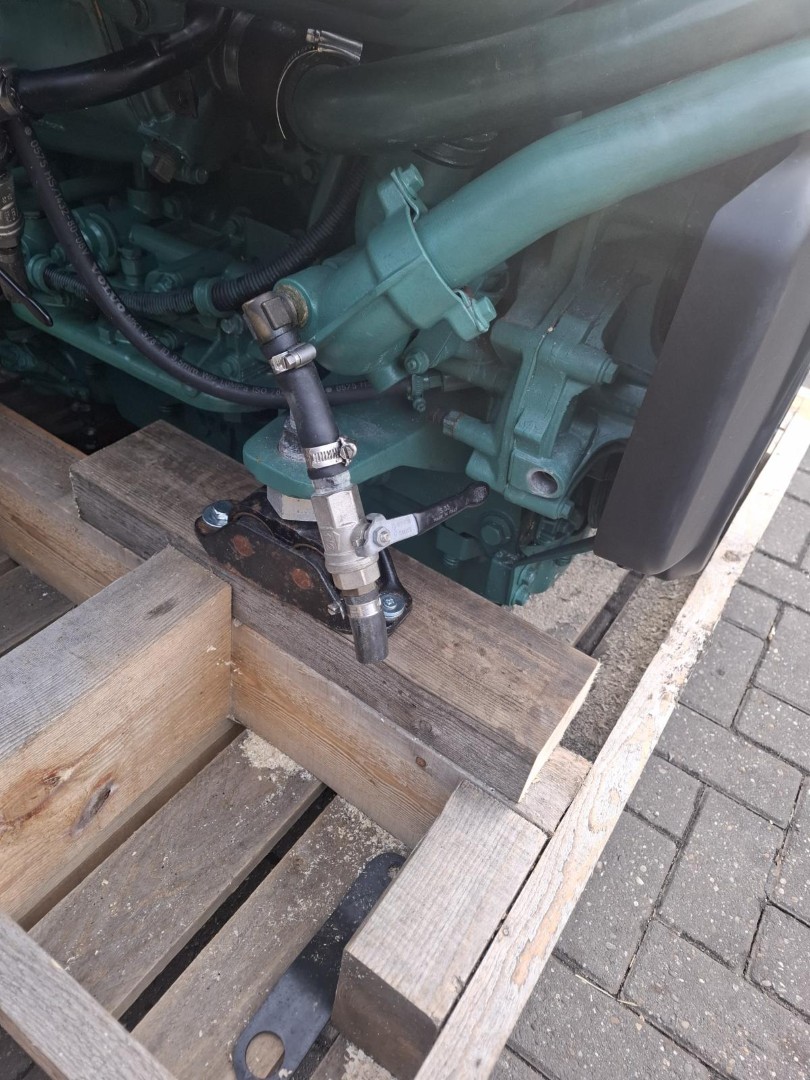 Volvo Penta D9-500 marine engine with gearbox - Image 3