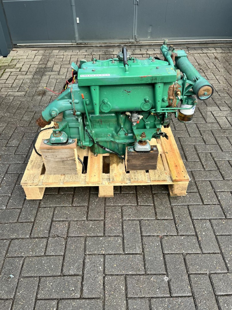 Volvo Penta MD21b marine engine with heat exchanger