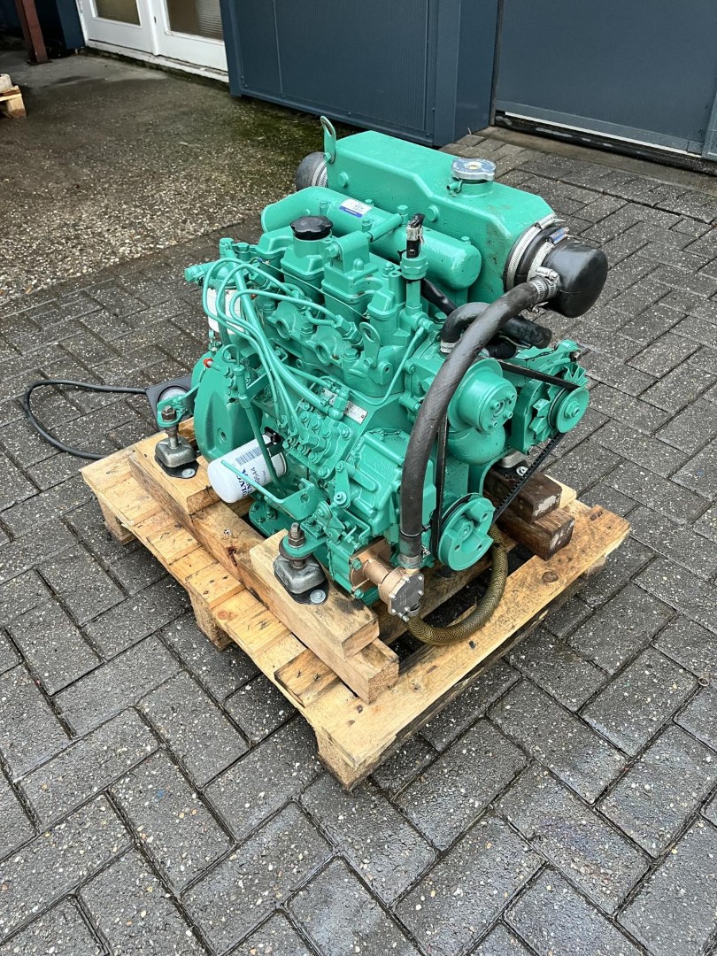 Volvo Penta MD2040 marine engine with reverse gear - Image 6