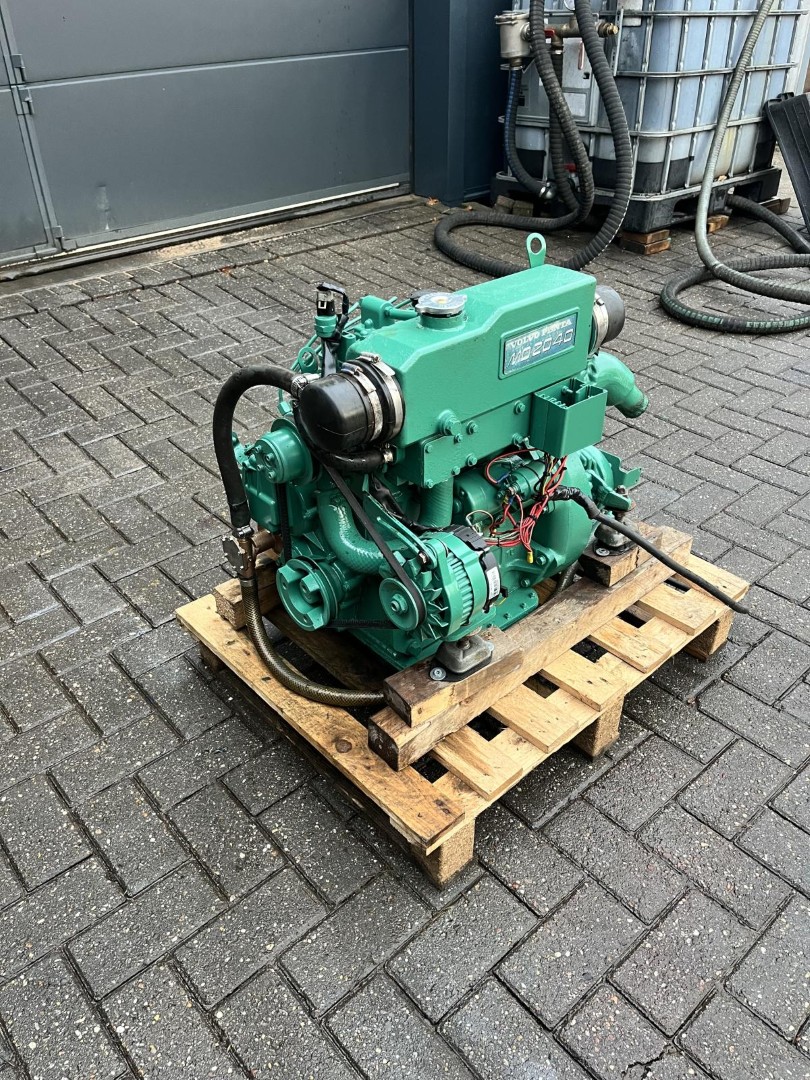 Volvo Penta MD2040 marine engine with reverse gear - Image 2