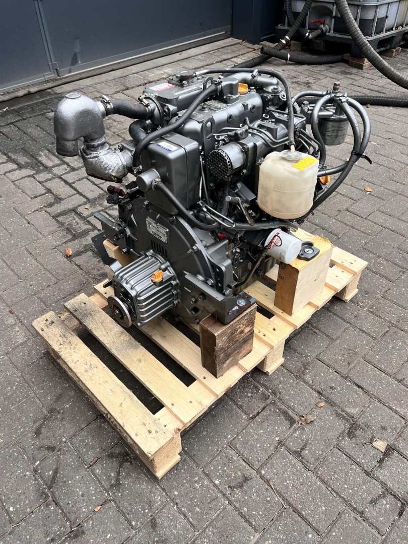 Yanmar 3JH25A 25HP marine engine complete with gearbox and dashboard - Image 9