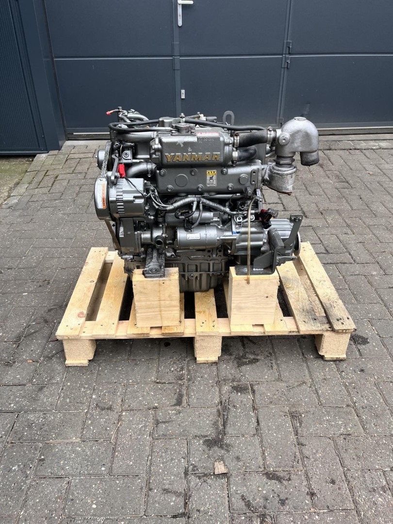 Yanmar 3JH25A 25HP marine engine complete with gearbox and dashboard - Image 10