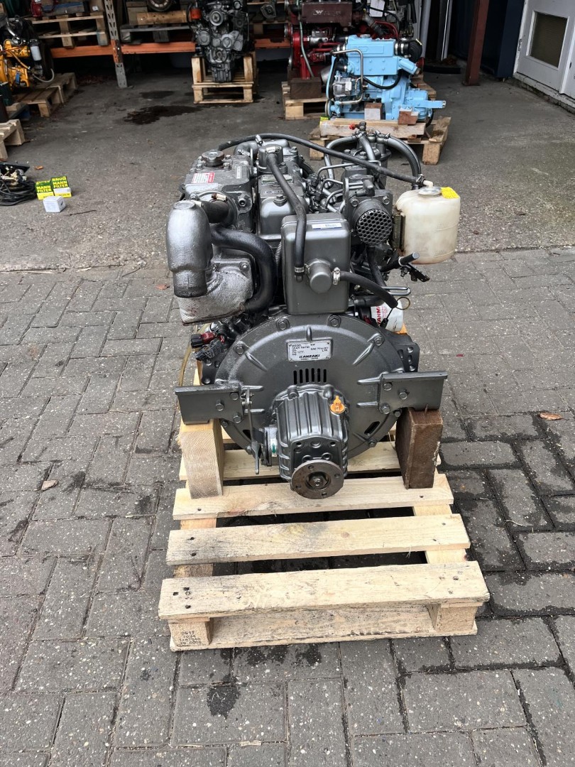 Yanmar 3JH25A 25HP marine engine complete with gearbox and dashboard - Image 12