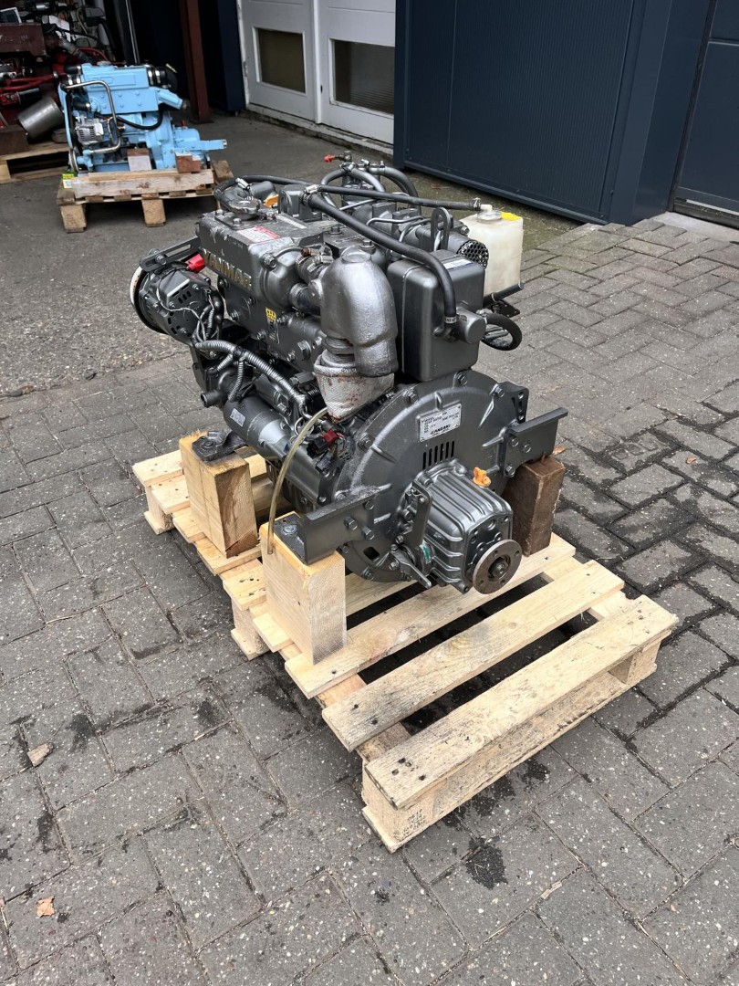 Yanmar 3JH25A 25HP marine engine complete with gearbox and dashboard - Image 3