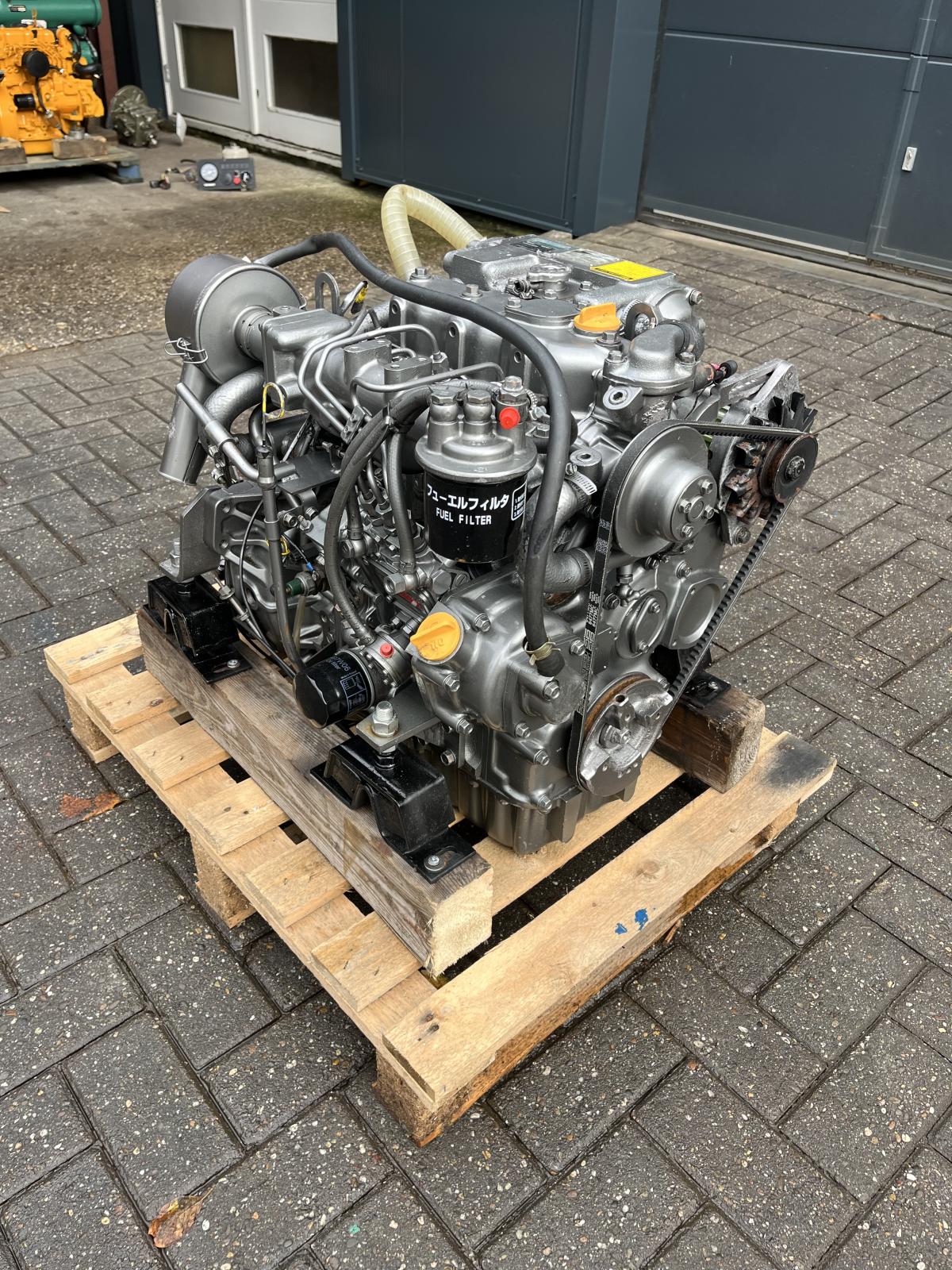 Yanmar 3JH2E 38 hp marine engine complete with gearbox and dashboard - Image 2