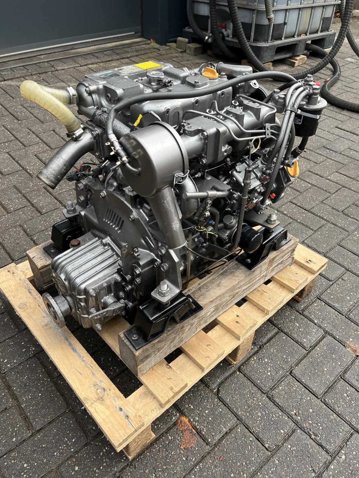 Yanmar 3JH2E 38 hp marine engine complete with gearbox and dashboard - Image 5