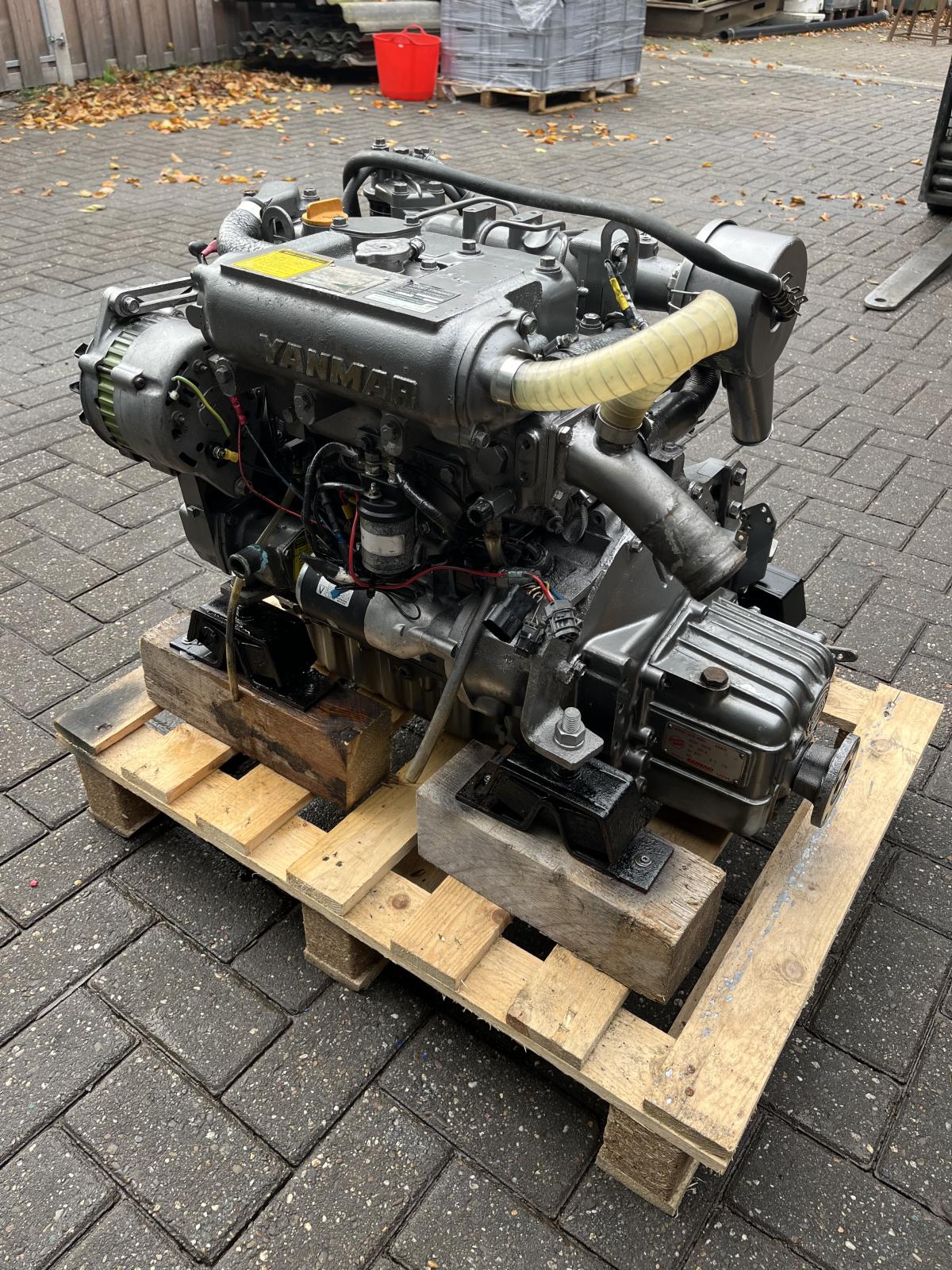 Yanmar 3JH2E 38 hp marine engine complete with gearbox and dashboard - Image 6