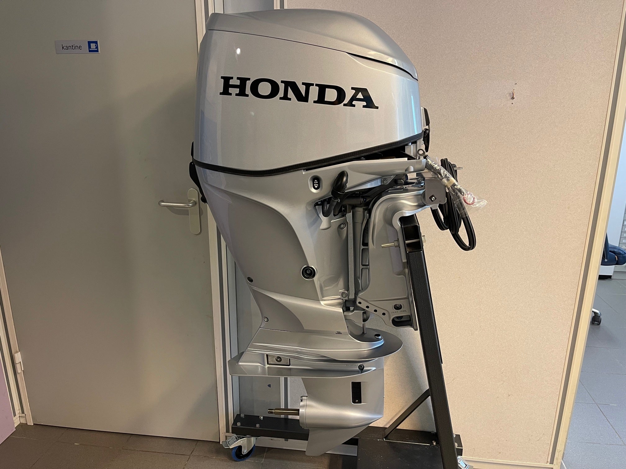 Honda 60 HP long shaft BF60 LRTU (including remote control, gauges and propeller) - Image 4
