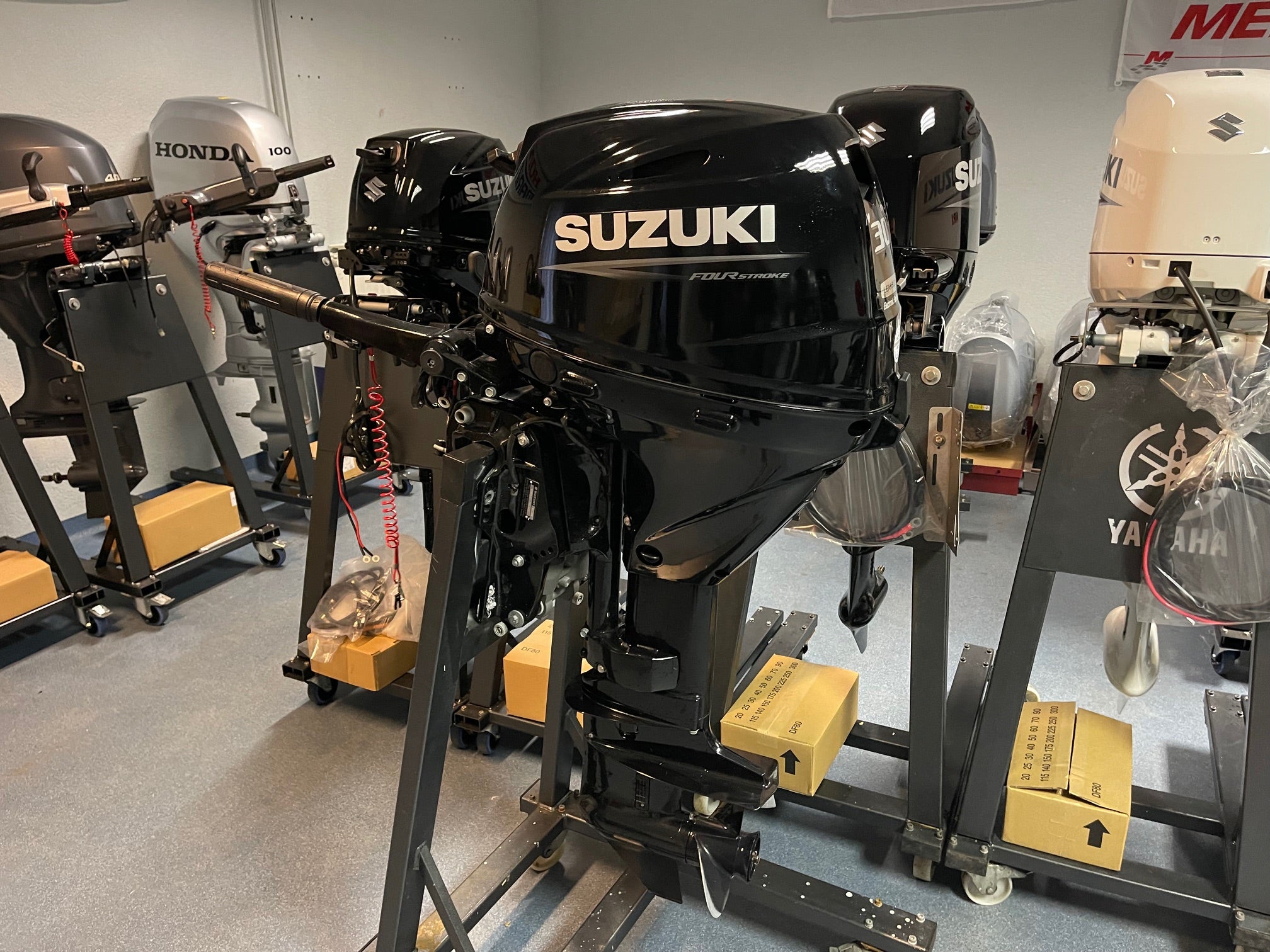 Suzuki 30 HP long tail DF30 ATL (including steering lever and propeller)